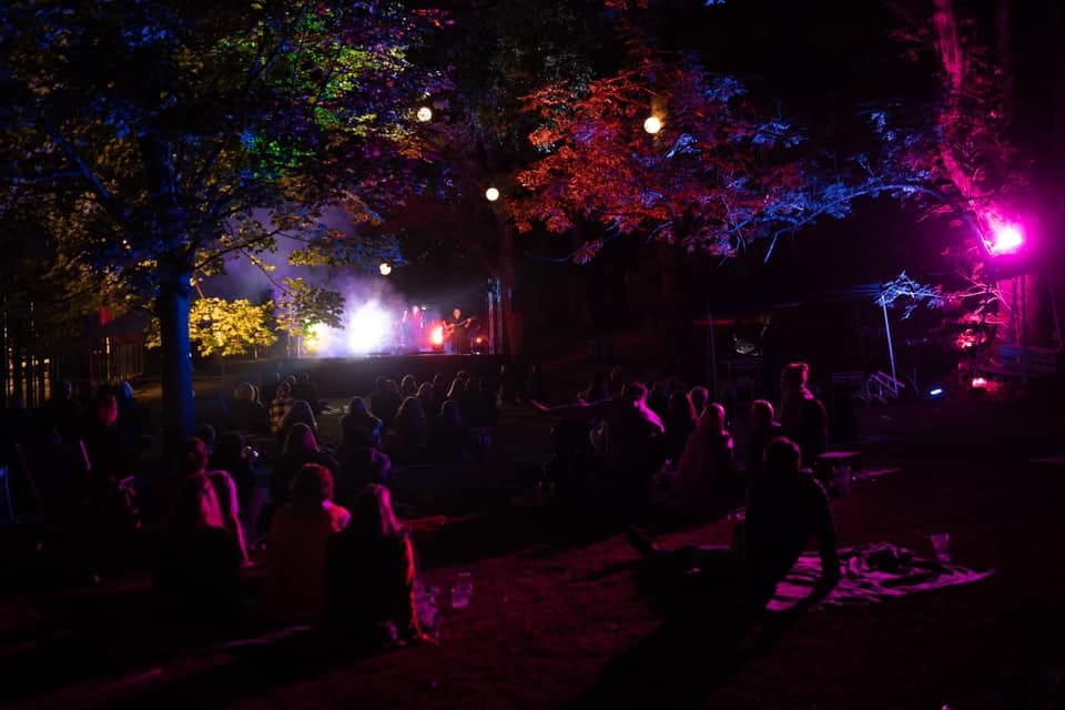 Abendliches Event im Fritz Park